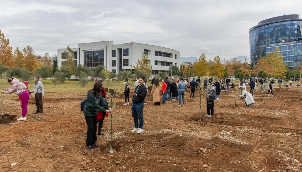 &Scaron;ezdeset studenata zasadilo svoje stablo znanja u studentskom parku Univerziteta CG