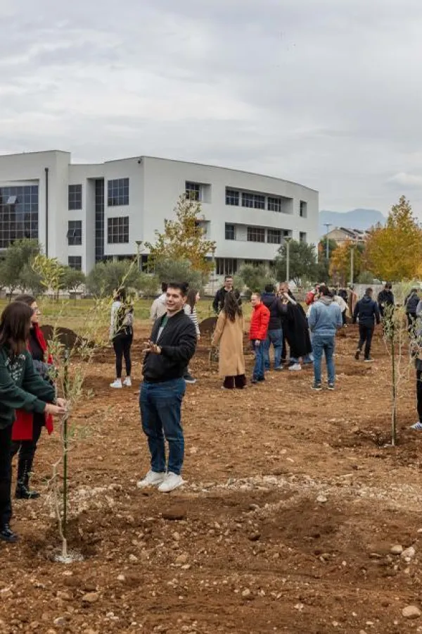 &Scaron;ezdeset studenata zasadilo svoje stablo znanja u studentskom parku Univerziteta CG