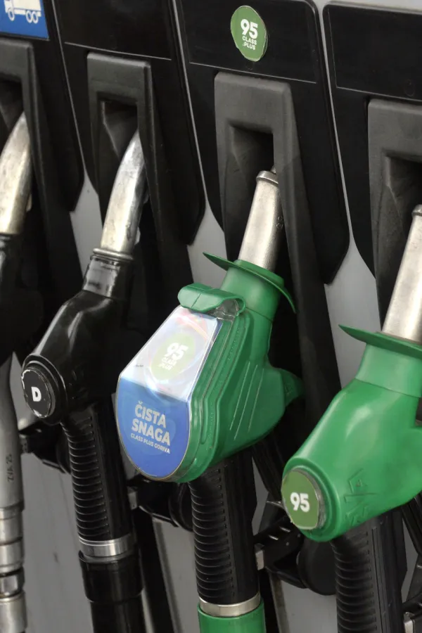 Benzin jeftiniji cent, dizel skuplji dva