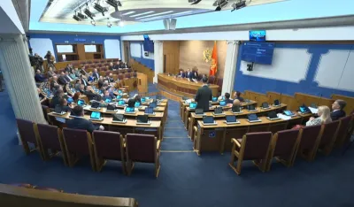 (UŽIVO) Poslanici&nbsp;o&nbsp;predlog zakona o rokovima izmirenja novčanih obaveza