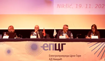 Crnogorska ekonomija pokazala visok nivo otpornosti sa snažnim ekonomskim rastom od 6,3 posto Sedamnaesti sastanak Pododbora za ekonomska i finansijska pitanja i statistiku između Crne Gore i Evropske komisije održan je danas u Briselu, u hibridnom formatu. Sa crnogorske strane, sastanak su otvorili rukovoditeljka Pododbora i državna sekretarka u Ministarstvu finansija Bojana Bo&scaron;ković i &scaron;ef Jedinice za Crnu Goru i Srbiju u Generalnoj direkciji za susjedsku politiku i politiku pro&scaron;irenja, Jirži Plesiti, a glavni pregovarač Predrag Zenović obratio se u zavr&scaron;nom izlaganju.  &bdquo;Uprkos geopolitičkim i ekonomskim izazovima, crnogorska ekonomija pokazala je visok nivo otpornosti u 2023. godini, sa snažnim ekonomskim rastom od 6,3%, koji je bio podstaknut privatnom potro&scaron;njom, rastom u turizmu i značajnim prilivom nerezidenata, dok su trendovi na trži&scaron;tu rada pratili rast ekonomije&ldquo;, poručila je rukovoditeljka Pododbora i državna sekretarka u Ministarstvu finansija Bojana Bo&scaron;ković. Državna sekretarka Bo&scaron;ković je istakla da je trži&scaron;te rada nastavilo da bilježi izuzetno pozitivne rezultate u 2023. i 2024. godini, te da je prosječan broj zaposlenih u prvih &scaron;est mjeseci 2024. iznosio je 253,8 hiljada, &scaron;to je povećanje od 6,3% u odnosu na isti period prethodne godine, dok je broj registrovanih nezaposlenih na kraju juna 2024. bio je 34.715, &scaron;to je za 5.589 osoba, odnosno 13,87%, manje u odnosu na isti period prethodne godine. Kao važnu prekretnicu, Bo&scaron;ković je izdvojila i prijavu Crne Gore za pridruživanje Jedinstvenom prostoru plaćanja u eurima (SEPA) i istakla da je taj korak ključan za usklađivanje crnogorskog finansijskog sistema sa EU standardima, jačanje integracije i unapređenje efikasnosti i sigurnosti prekograničnih plaćanja. &bdquo;Crnogorska ekonomija nastavlja stabilan rast sa prosječnom godi&scaron;njom stopom od 3,7%, podržanom sprovođenjem reformi i implementacijom Plana rasta EU. Vlada Crne Gore je, u okviru tih napora, usvojila Prijedlog fiskalne strategije za period 2024&ndash;2027. Glavni cilj u oblasti fiskalne politike je stvaranje uslova za sveobuhvatnu reformu poreskog sistema, pro&scaron;irenje poreske osnovice, stvaranje novih izvora prihoda, dalje usklađivanje regulativa sa zakonodavstvom EU, kao i unapređenje konkurentnosti smanjenjem poreza na rad&ldquo; poručila je Bo&scaron;ković. Naglasila je da je stabilnost javnog duga očuvana, i informisala da je priprema Strategije upravljanja dugom u zavr&scaron;noj fazi, sa ciljem odgovornog i održivog pristupa upravljanju dugom. Bo&scaron;ković je podsjetila  na nedavna priznanja međunarodnih kreditnih agencija Moody's i Standard & Poor's koji su na&scaron;oj državi povećali kreditne rejtinge &scaron;to je pokazatelj rastućeg povjerenja u ekonomsko upravljanje Crne Gore. &bdquo;Crna Gora ostaje posvećena daljem sprovođenju reformi i stvaranju boljih uslova za građane i privredu, s ciljem jačanja stabilnosti i konkurentnosti na domaćem i međunarodnom planu&ldquo;, poručila je. Glavni pregovarač Zenović kazao je da uspjeh svih sastanaka Pododbora održanih ove godine jasno potvrđuje da proces evropske integracije ostaje u srži javne uprave i da Crna Gora, sada vi&scaron;e nego ikada, želi da ispuni sve preostale obaveze. On je istakao da su ohrabrujuće poruke koje Crna Gora kontinuirano dobij s najvi&scaron;ih adresa u Briselu potvda da je Evropska unija spremna za novog člana svoje porodice. &bdquo;Uvjeravam vas da će Crna Gora, kroz svaku aktivnost, nastojati da intenzivira svoje napore i reforme u svim oblastima, s posebnim naglaskom na ono &scaron;to smatramo ključnim stubovima: vladavinu prava i ekonomsku upravu. Ovo nije samo na&scaron;a politička, već i moralna obaveza, jer na&scaron; cilj ostaje usvajanje svih standarda koji će nas na kraju dovesti do članstva u evropskoj zajednici&ldquo;, poručio je glavni pregovarač.  Glavni pregovarač je objasnio da su makroekonomska i fiskalna stabilnost ključne osnove na koje ukazuju indikatori i rezultati rada Vlade Crne Gore. Osvrćući se na ekonomsku saradnju, izrazio je uvijerenje da će novi instrumenti koje je predložila Evropska komisija, prvenstveno Plan rasta za Zapadni Balkan učiniti evropski san Crne Gore ostvarivim u bliskoj budućnosti. Informisao je da je Vlada usvojila Reformsku agendu 2024&ndash;2027,  i objasnio da su kroz agendu planirane 32 prioritetne mjere reformi i jasno definisani koraci potrebni za njihovo sprovođenje. &Scaron;ef Jedinice za Crnu Goru i Srbiju, Jirži Plesiti pohvalio je napredak koji je Crna Gora postigla od posljednjeg sastanka Pododbora održanog u novembru 2023. godine i dodao  da će to zalaganje vjerovatno biti i nagrađeno do kraja ove godine, kada se očekuje privremeno zatvaranje četiri poglavlja. Takođe je istakao je da bi to trebalo da pruži dodatni podstrek da Crna Gora intenzivira napore u svim ostalim poglavljima, posebno u poglavljima obuhvaćenim ovim Pododborom: 17, 18, 32 i 33 &scaron;to  će dalje pomoći na&scaron;oj državi da ostvari ambiciozan cilj zatvaranja svih poglavlja do kraja 2026. godine. Plesiti je naglasio da je potrebno fokusirati se na zavr&scaron;ne kriterijume, posebno u pogledu usklađivanja zakonodavstva i jačanja administrativnih kapaciteta kako bi se implementirala sva potrebna pravna rje&scaron;enja. &Scaron;ef sektora u Generalnom direktoratu Evropske komisije za ekonomska i finansijska pitanja, Uve &Scaron;tam istakao je da je crnogorska ekonomija postigla veoma dobre rezultate u prethodnoj godini, &scaron;to je zabilježeno i u Izvje&scaron;taju Evropske komisije o Crnoj Gori za 2024. godinu.  &Scaron;tam je naveo da je inflacija smanjena, kao i da su prognoze za narednu godinu ohrabrujuće, &scaron;to predstavlja snažan znak da je Crna Gora na pravom putu, ali I da će biti potrebni dodatni napori kako bi se u narednim godinama ispunili kriterijumi iz Mastrihta. MINISTARSTVO EVROPSKIH POSLOVA