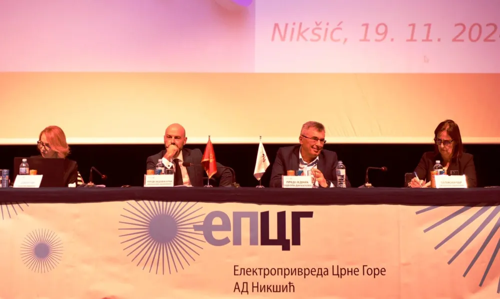 Crnogorska ekonomija pokazala visok nivo otpornosti sa snažnim ekonomskim rastom od 6,3 posto Sedamnaesti sastanak Pododbora za ekonomska i finansijska pitanja i statistiku između Crne Gore i Evropske komisije održan je danas u Briselu, u hibridnom formatu. Sa crnogorske strane, sastanak su otvorili rukovoditeljka Pododbora i državna sekretarka u Ministarstvu finansija Bojana Bo&scaron;ković i &scaron;ef Jedinice za Crnu Goru i Srbiju u Generalnoj direkciji za susjedsku politiku i politiku pro&scaron;irenja, Jirži Plesiti, a glavni pregovarač Predrag Zenović obratio se u zavr&scaron;nom izlaganju.  &bdquo;Uprkos geopolitičkim i ekonomskim izazovima, crnogorska ekonomija pokazala je visok nivo otpornosti u 2023. godini, sa snažnim ekonomskim rastom od 6,3%, koji je bio podstaknut privatnom potro&scaron;njom, rastom u turizmu i značajnim prilivom nerezidenata, dok su trendovi na trži&scaron;tu rada pratili rast ekonomije&ldquo;, poručila je rukovoditeljka Pododbora i državna sekretarka u Ministarstvu finansija Bojana Bo&scaron;ković. Državna sekretarka Bo&scaron;ković je istakla da je trži&scaron;te rada nastavilo da bilježi izuzetno pozitivne rezultate u 2023. i 2024. godini, te da je prosječan broj zaposlenih u prvih &scaron;est mjeseci 2024. iznosio je 253,8 hiljada, &scaron;to je povećanje od 6,3% u odnosu na isti period prethodne godine, dok je broj registrovanih nezaposlenih na kraju juna 2024. bio je 34.715, &scaron;to je za 5.589 osoba, odnosno 13,87%, manje u odnosu na isti period prethodne godine. Kao važnu prekretnicu, Bo&scaron;ković je izdvojila i prijavu Crne Gore za pridruživanje Jedinstvenom prostoru plaćanja u eurima (SEPA) i istakla da je taj korak ključan za usklađivanje crnogorskog finansijskog sistema sa EU standardima, jačanje integracije i unapređenje efikasnosti i sigurnosti prekograničnih plaćanja. &bdquo;Crnogorska ekonomija nastavlja stabilan rast sa prosječnom godi&scaron;njom stopom od 3,7%, podržanom sprovođenjem reformi i implementacijom Plana rasta EU. Vlada Crne Gore je, u okviru tih napora, usvojila Prijedlog fiskalne strategije za period 2024&ndash;2027. Glavni cilj u oblasti fiskalne politike je stvaranje uslova za sveobuhvatnu reformu poreskog sistema, pro&scaron;irenje poreske osnovice, stvaranje novih izvora prihoda, dalje usklađivanje regulativa sa zakonodavstvom EU, kao i unapređenje konkurentnosti smanjenjem poreza na rad&ldquo; poručila je Bo&scaron;ković. Naglasila je da je stabilnost javnog duga očuvana, i informisala da je priprema Strategije upravljanja dugom u zavr&scaron;noj fazi, sa ciljem odgovornog i održivog pristupa upravljanju dugom. Bo&scaron;ković je podsjetila  na nedavna priznanja međunarodnih kreditnih agencija Moody's i Standard & Poor's koji su na&scaron;oj državi povećali kreditne rejtinge &scaron;to je pokazatelj rastućeg povjerenja u ekonomsko upravljanje Crne Gore. &bdquo;Crna Gora ostaje posvećena daljem sprovođenju reformi i stvaranju boljih uslova za građane i privredu, s ciljem jačanja stabilnosti i konkurentnosti na domaćem i međunarodnom planu&ldquo;, poručila je. Glavni pregovarač Zenović kazao je da uspjeh svih sastanaka Pododbora održanih ove godine jasno potvrđuje da proces evropske integracije ostaje u srži javne uprave i da Crna Gora, sada vi&scaron;e nego ikada, želi da ispuni sve preostale obaveze. On je istakao da su ohrabrujuće poruke koje Crna Gora kontinuirano dobij s najvi&scaron;ih adresa u Briselu potvda da je Evropska unija spremna za novog člana svoje porodice. &bdquo;Uvjeravam vas da će Crna Gora, kroz svaku aktivnost, nastojati da intenzivira svoje napore i reforme u svim oblastima, s posebnim naglaskom na ono &scaron;to smatramo ključnim stubovima: vladavinu prava i ekonomsku upravu. Ovo nije samo na&scaron;a politička, već i moralna obaveza, jer na&scaron; cilj ostaje usvajanje svih standarda koji će nas na kraju dovesti do članstva u evropskoj zajednici&ldquo;, poručio je glavni pregovarač.  Glavni pregovarač je objasnio da su makroekonomska i fiskalna stabilnost ključne osnove na koje ukazuju indikatori i rezultati rada Vlade Crne Gore. Osvrćući se na ekonomsku saradnju, izrazio je uvijerenje da će novi instrumenti koje je predložila Evropska komisija, prvenstveno Plan rasta za Zapadni Balkan učiniti evropski san Crne Gore ostvarivim u bliskoj budućnosti. Informisao je da je Vlada usvojila Reformsku agendu 2024&ndash;2027,  i objasnio da su kroz agendu planirane 32 prioritetne mjere reformi i jasno definisani koraci potrebni za njihovo sprovođenje. &Scaron;ef Jedinice za Crnu Goru i Srbiju, Jirži Plesiti pohvalio je napredak koji je Crna Gora postigla od posljednjeg sastanka Pododbora održanog u novembru 2023. godine i dodao  da će to zalaganje vjerovatno biti i nagrađeno do kraja ove godine, kada se očekuje privremeno zatvaranje četiri poglavlja. Takođe je istakao je da bi to trebalo da pruži dodatni podstrek da Crna Gora intenzivira napore u svim ostalim poglavljima, posebno u poglavljima obuhvaćenim ovim Pododborom: 17, 18, 32 i 33 &scaron;to  će dalje pomoći na&scaron;oj državi da ostvari ambiciozan cilj zatvaranja svih poglavlja do kraja 2026. godine. Plesiti je naglasio da je potrebno fokusirati se na zavr&scaron;ne kriterijume, posebno u pogledu usklađivanja zakonodavstva i jačanja administrativnih kapaciteta kako bi se implementirala sva potrebna pravna rje&scaron;enja. &Scaron;ef sektora u Generalnom direktoratu Evropske komisije za ekonomska i finansijska pitanja, Uve &Scaron;tam istakao je da je crnogorska ekonomija postigla veoma dobre rezultate u prethodnoj godini, &scaron;to je zabilježeno i u Izvje&scaron;taju Evropske komisije o Crnoj Gori za 2024. godinu.  &Scaron;tam je naveo da je inflacija smanjena, kao i da su prognoze za narednu godinu ohrabrujuće, &scaron;to predstavlja snažan znak da je Crna Gora na pravom putu, ali I da će biti potrebni dodatni napori kako bi se u narednim godinama ispunili kriterijumi iz Mastrihta. MINISTARSTVO EVROPSKIH POSLOVA