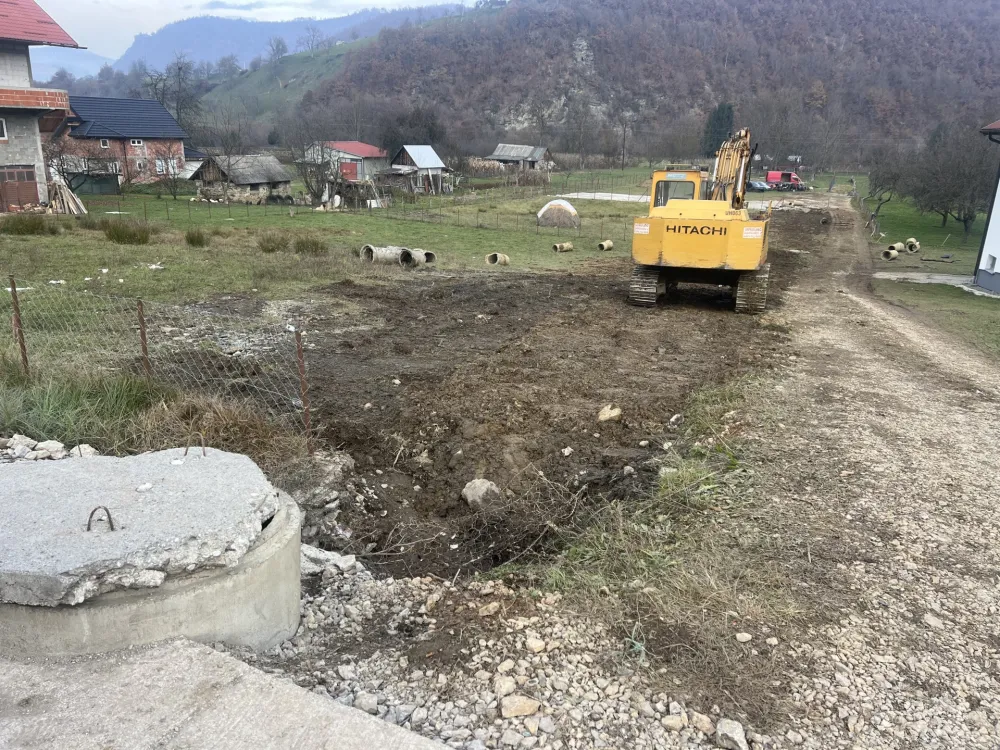 Mјe&scaron;tani o svom tro&scaron;ku uklonili mini-јezero sa imanja