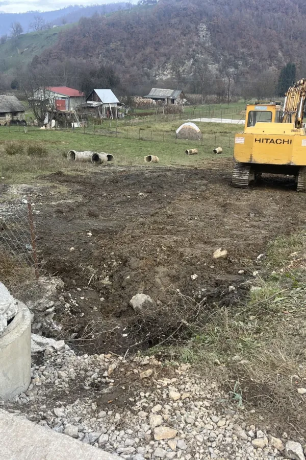 Mјe&scaron;tani o svom tro&scaron;ku uklonili mini-јezero sa imanja