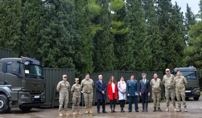 Vojsci Crne Gore OEBS donirao vozila za transport opasnih materija