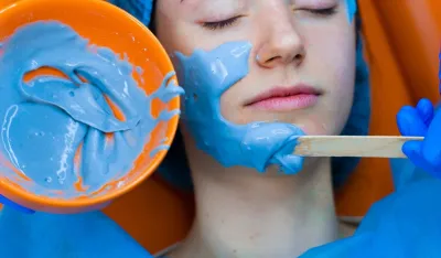 &Scaron;ta je plavi hemijski piling i za&scaron;to je toliko popularan u rutini njege kože?