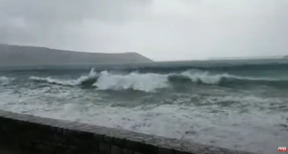 (VIDEO) Talasi prekrili hercegnovsko &scaron;etali&scaron;te
