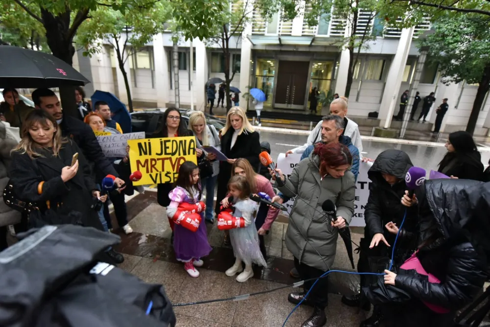 (FOTO) Protest protiv nasilja: "Nijedna vi&scaron;e mrtva"