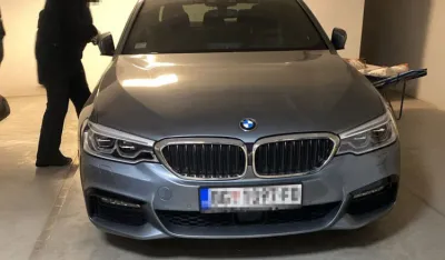 (FOTO) Od navodnih pripadnika "balkanskog kartela" oduzeti automobili, oružje i novac