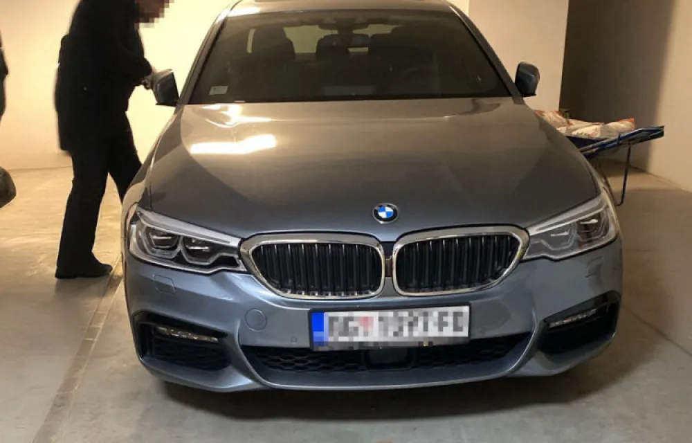 (FOTO) Od navodnih pripadnika "balkanskog kartela" oduzeti automobili, oružje i novac