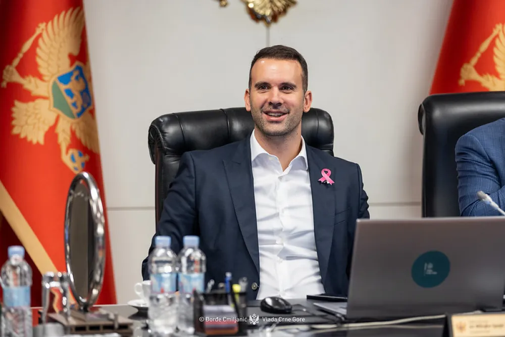 Pozdravljamo najave Predsjednika Crne Gore Jakova Milatovića da da doprinos procesima koji će voditi ostvarenju cilja koji je postavila 44. Vlada Crne Gore - da na&scaron;a zemlja postane 28. članica Evropske unije do 2028. godine, saop&scaron;teno je iz Kabineta predsjednika Vlade Milojka Spajića.