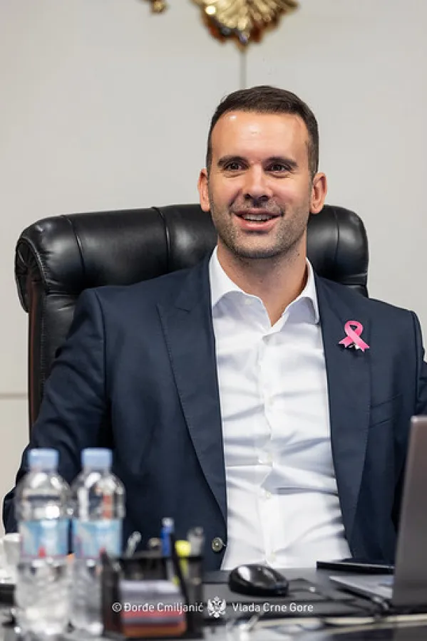 Pozdravljamo najave Predsjednika Crne Gore Jakova Milatovića da da doprinos procesima koji će voditi ostvarenju cilja koji je postavila 44. Vlada Crne Gore - da na&scaron;a zemlja postane 28. članica Evropske unije do 2028. godine, saop&scaron;teno je iz Kabineta predsjednika Vlade Milojka Spajića.