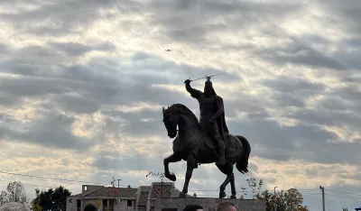 (FOTO) Otvoren spomenik Đerđu Kastrioti Skenderbegu