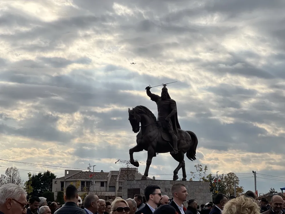(FOTO) Otvoren spomenik Đerđu Kastrioti Skenderbegu