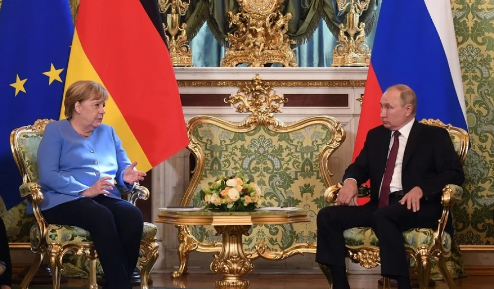 Putin negirao da je htio da prepadne Merkel sa svojim labradorom: Angela, oprosti mi, molim te
