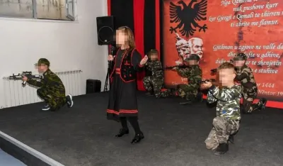 Dječija predstava u Makedoniji: Albanci djeci obukli uniforme, dali im replike oružja