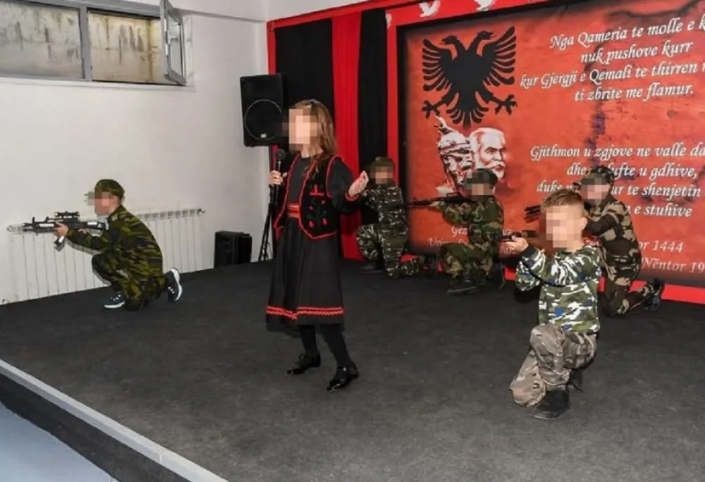 Dječija predstava u Makedoniji: Albanci djeci obukli uniforme, dali im replike oružja
