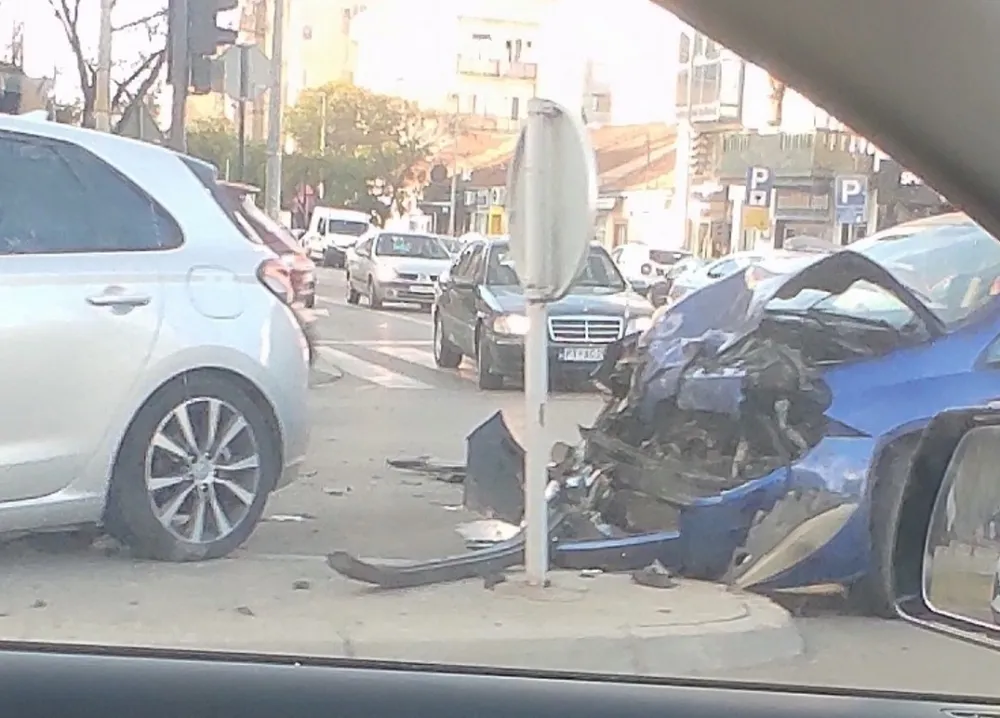 Udes u centru Podgorice: Povrijeđene tri osobe
