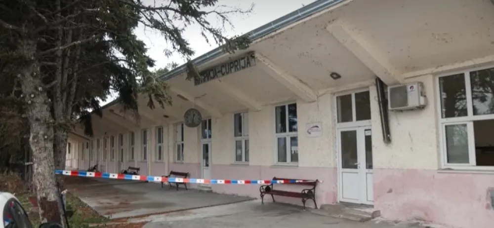 Sru&scaron;io se plafon na rekonstruisanoj željezničkoj stanici u Ćupriji