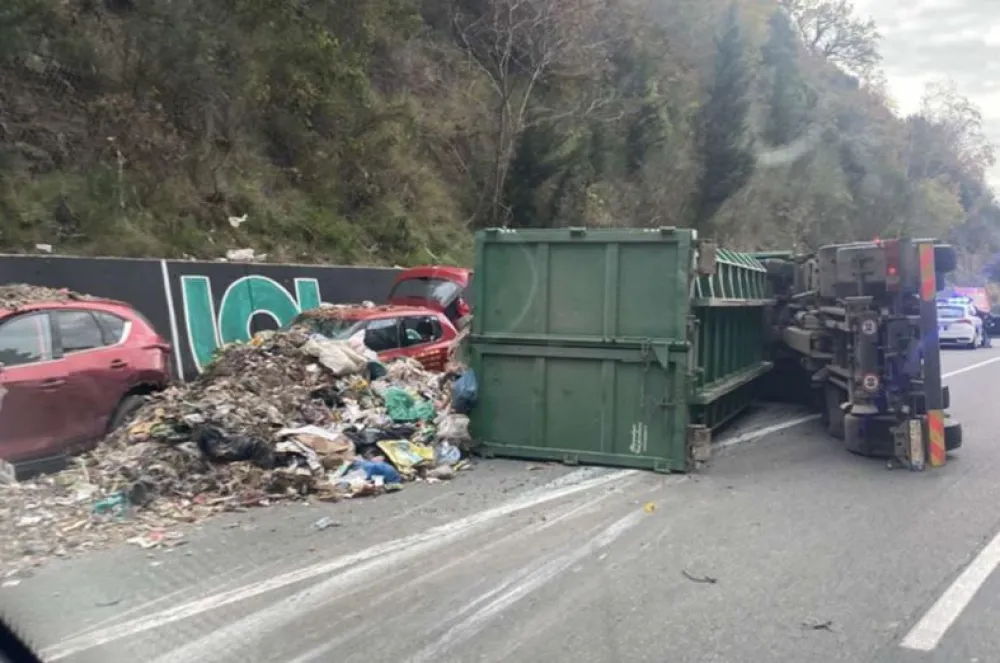 U Buljarici se prevrnuo kamion, povrijeđena jedna osoba