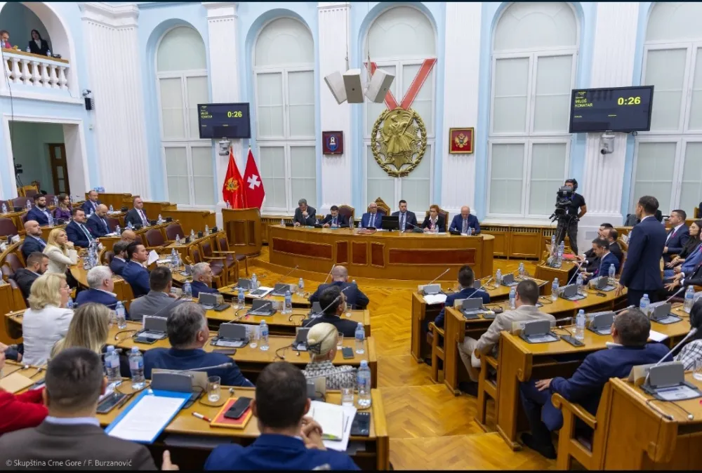 Preko 2.000 eura primilo 28 poslanika