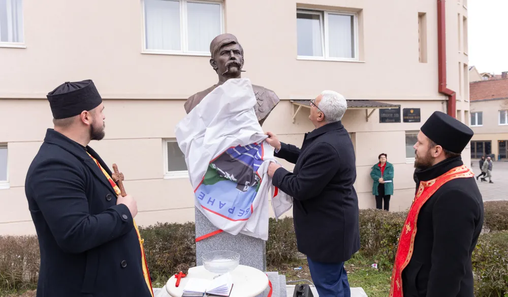 Mandić otkrio bistu Marka Miljanova na trgu u Beranama