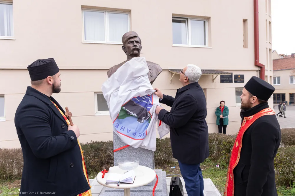 Mandić otkrio bistu Marka Miljanova na trgu u Beranama