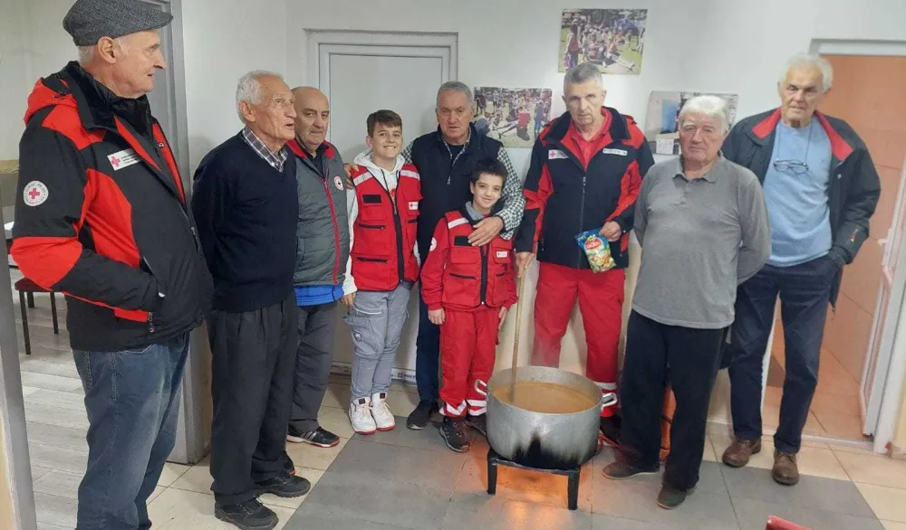 (FOTO) Nik&scaron;ić: Stari i mladi zajedno u humanitarnoj akciji