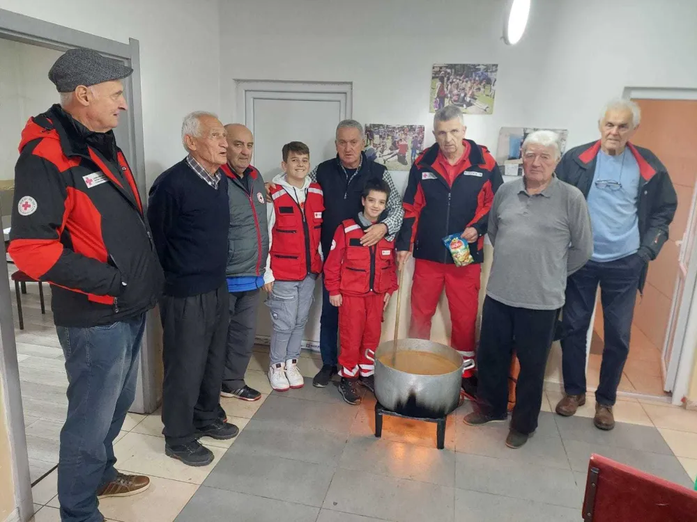 (FOTO) Nik&scaron;ić: Stari i mladi zajedno u humanitarnoj akciji