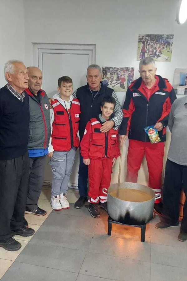 (FOTO) Nik&scaron;ić: Stari i mladi zajedno u humanitarnoj akciji