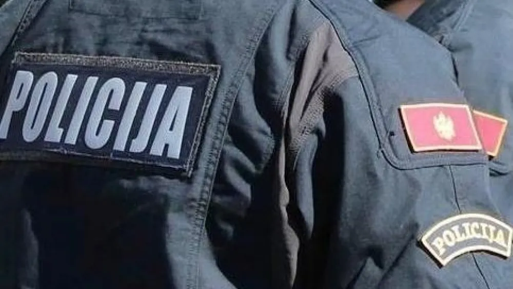 Uhap&scaron;en osumnjičeni za iznudu i nano&scaron;enje te&scaron;kih tjelesnih povreda   Službenici podgoričke policije li&scaron;ili su slobode lice osumnjičeno za iznudu u sticaju sa krivičnim djelom te&scaron;ka tjelesna povreda. Naime, policiji je prijavljeno da je 3. decembra u prostorije jednog preduzeća u Podgorici u&scaron;lo lice H.O. (48) u dru&scaron;tvu sa jo&scaron; jednim nepoznatim licem, kada je H.O. od o&scaron;tećenog zahtijevao da mu preda novac u iznosu od 450 eura, nakon čega mu je zadao vi&scaron;e udaraca u predjelu glave, dok mu je nepoznato lice uz prijetnju nožem tražilo da preda novac u iznosu od 3.000 eura i tri automobila. Nakon preduzetih aktivnosti iz nadležnosti policije postupajući tužilac se izjasnio da se u radnjama H.O. stiču elementi krivičnog djela iznuda u sticaju sa krivičnim djelom te&scaron;ka tjelesna povreda i on je li&scaron;en slobode. U odnosu na drugo lice policija preduzima aktivnosti iz svoje nadležnosti u cilju njegove identifikacije i potpunog rasvjetljavanja ovog događaja.
