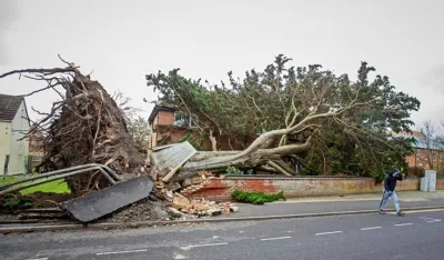 Snažna oluja pogodila Britaniju, izdato rijetko upozorenje