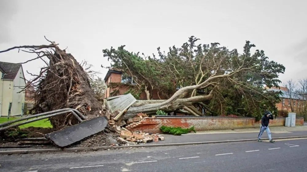 Snažna oluja pogodila Britaniju, izdato rijetko upozorenje