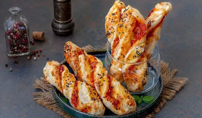 Napravite lisnate &scaron;tapiće s ajvarom i sirom