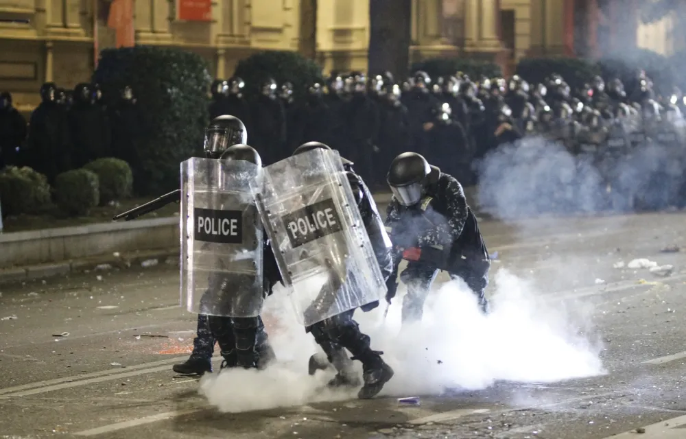 U protestima u Gruziji povrijeđeno 150 policajaca, privedeno 400 demonstranata