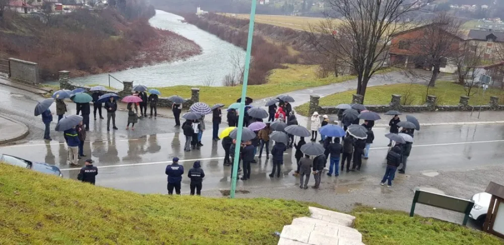Mje&scaron;tani Pro&scaron;ćenja blokirali saobraćaj: Traže izgradnju puta ukoliko se odustane od zatvora