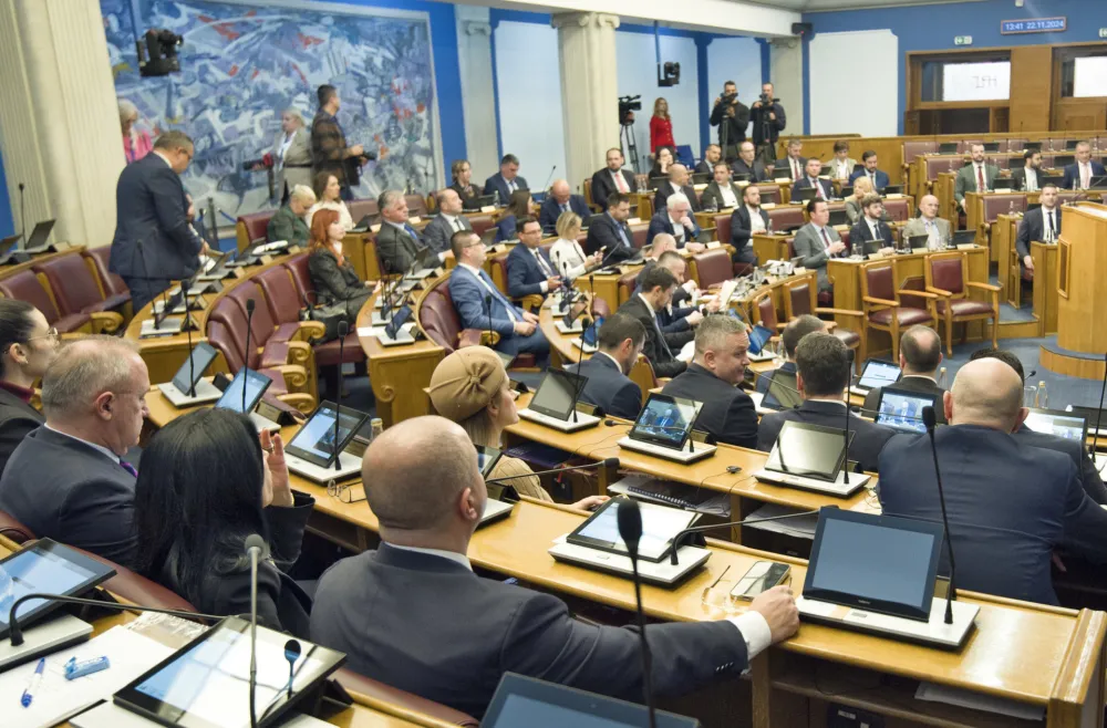 Skup&scaron;tina odbila predlog BS o rezoluciji o genocidu u &Scaron;ahovićima, ponovo izglasan zakon koji je Milatović vratio