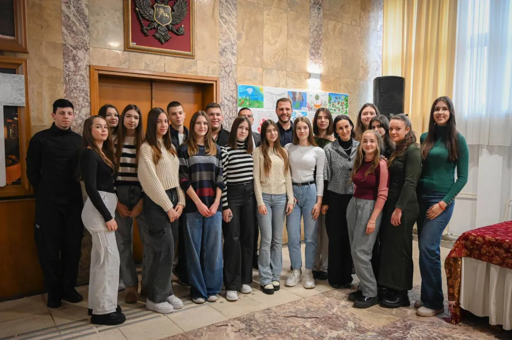 Vuković sa učenicima, učesnicima izložbe