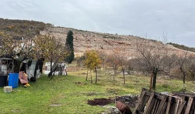 (VIDEO) Porodica Velimirović iz Novog Sela traži od Bemaksa od&scaron;tetu za kuću i imanje zasute kamenjem