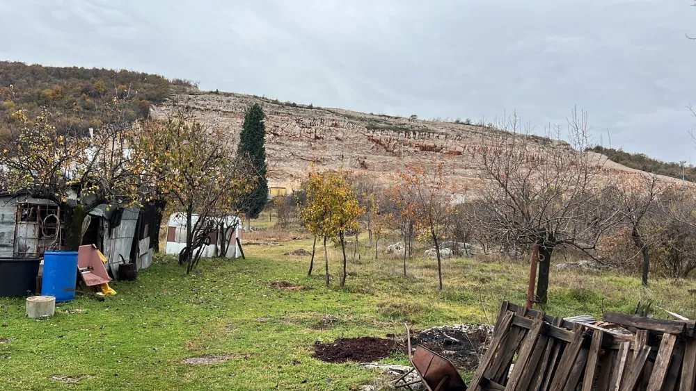 (VIDEO) Porodica Velimirović iz Novog Sela traži od Bemaksa od&scaron;tetu za kuću i imanje zasute kamenjem