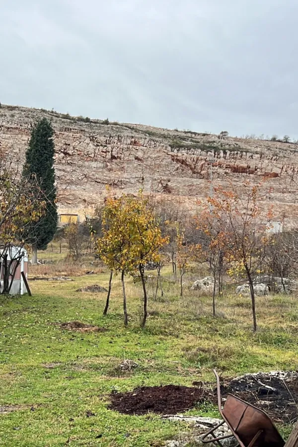 (VIDEO) Porodica Velimirović iz Novog Sela traži od Bemaksa od&scaron;tetu za kuću i imanje zasute kamenjem
