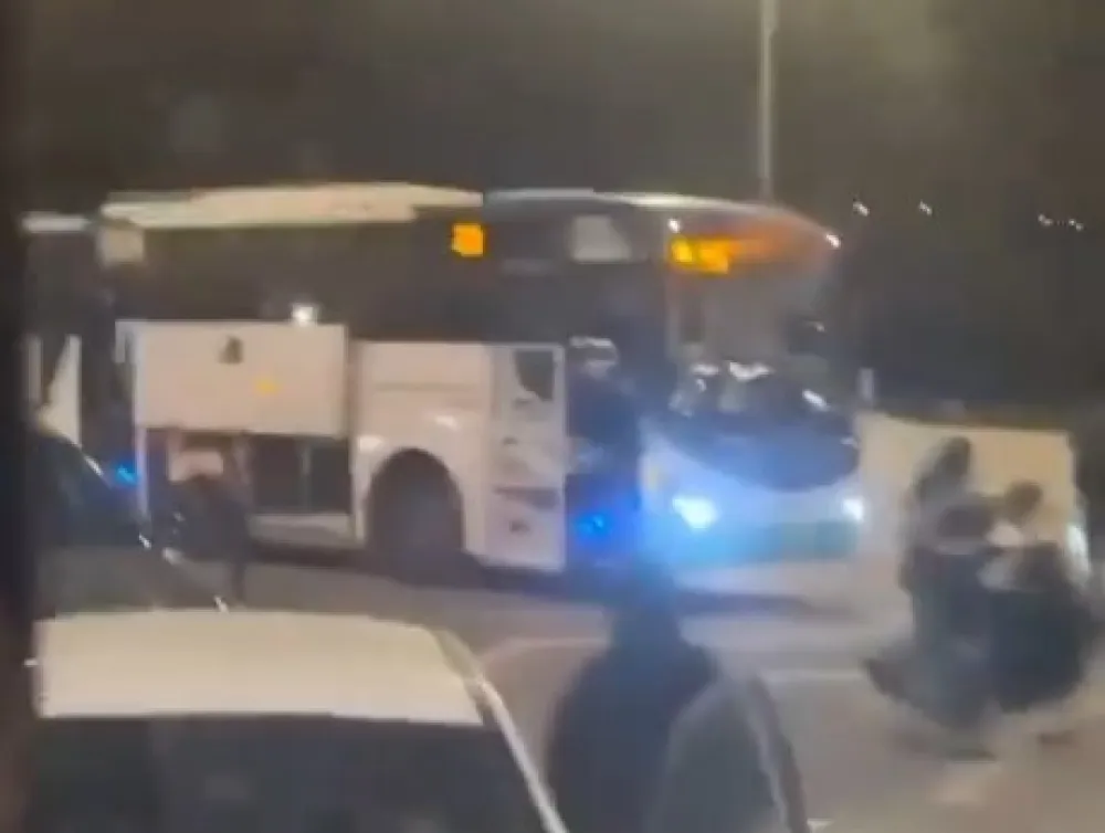 (VIDEO) Pucali na autobus pun ljudi, među ranjenima dječak