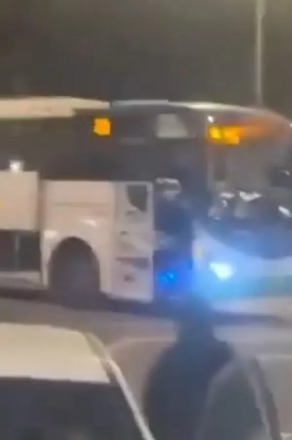 (VIDEO) Pucali na autobus pun ljudi, među ranjenima dječak