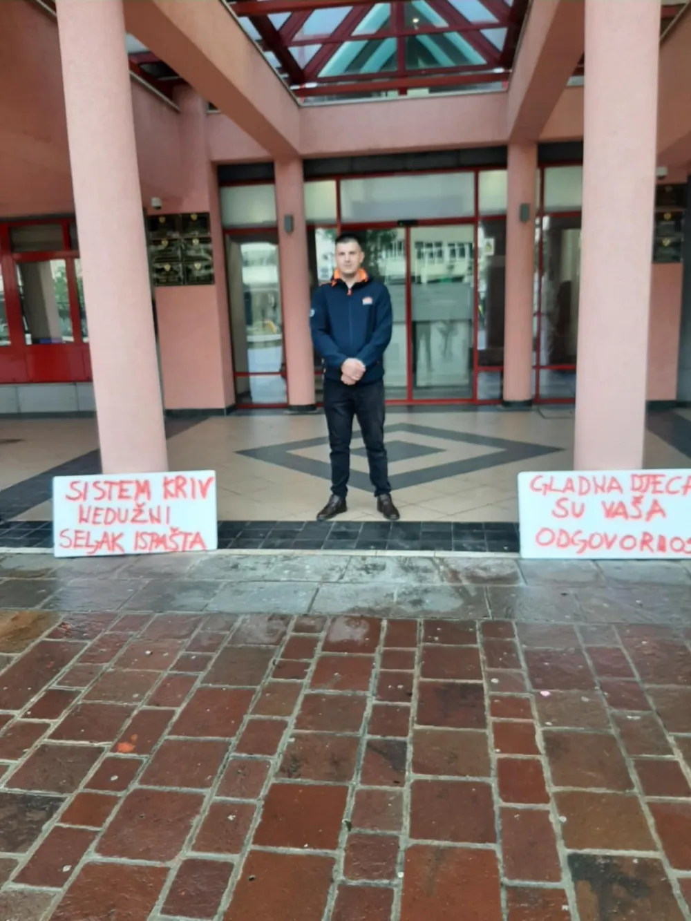 Poljoprivrednik iz Petnjice protestovao ispred ministarstva: Trpi &scaron;tete, a pomoć države izostaje