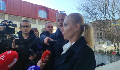 (VIDEO) Supruga Milutina Simovića do&scaron;la ispred SPO: Ponosni smo na sve &scaron;to je radio, hodamo uzdignute glave