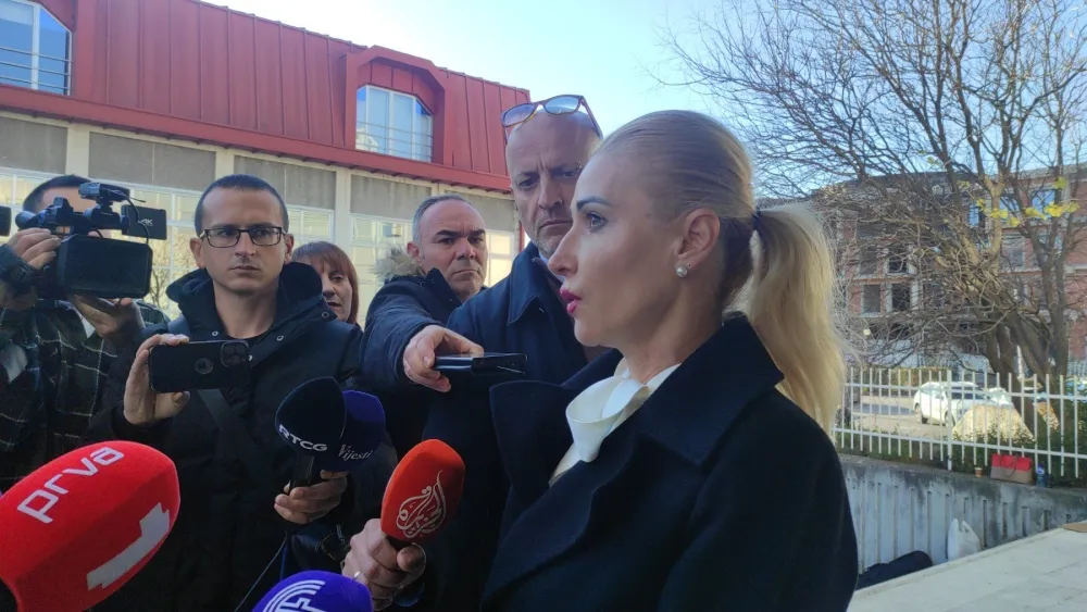 (VIDEO) Supruga Milutina Simovića do&scaron;la ispred SPO: Ponosni smo na sve &scaron;to je radio, hodamo uzdignute glave