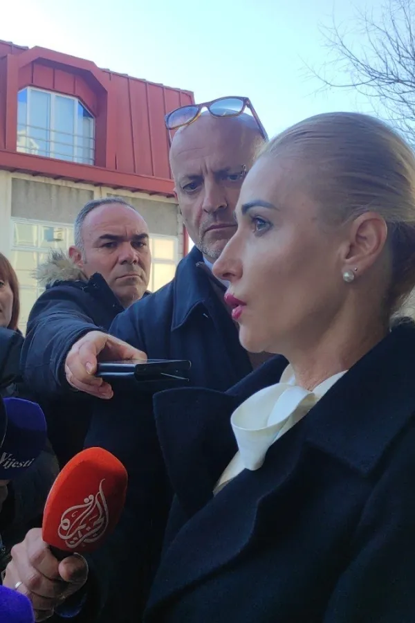 (VIDEO) Supruga Milutina Simovića do&scaron;la ispred SPO: Ponosni smo na sve &scaron;to je radio, hodamo uzdignute glave