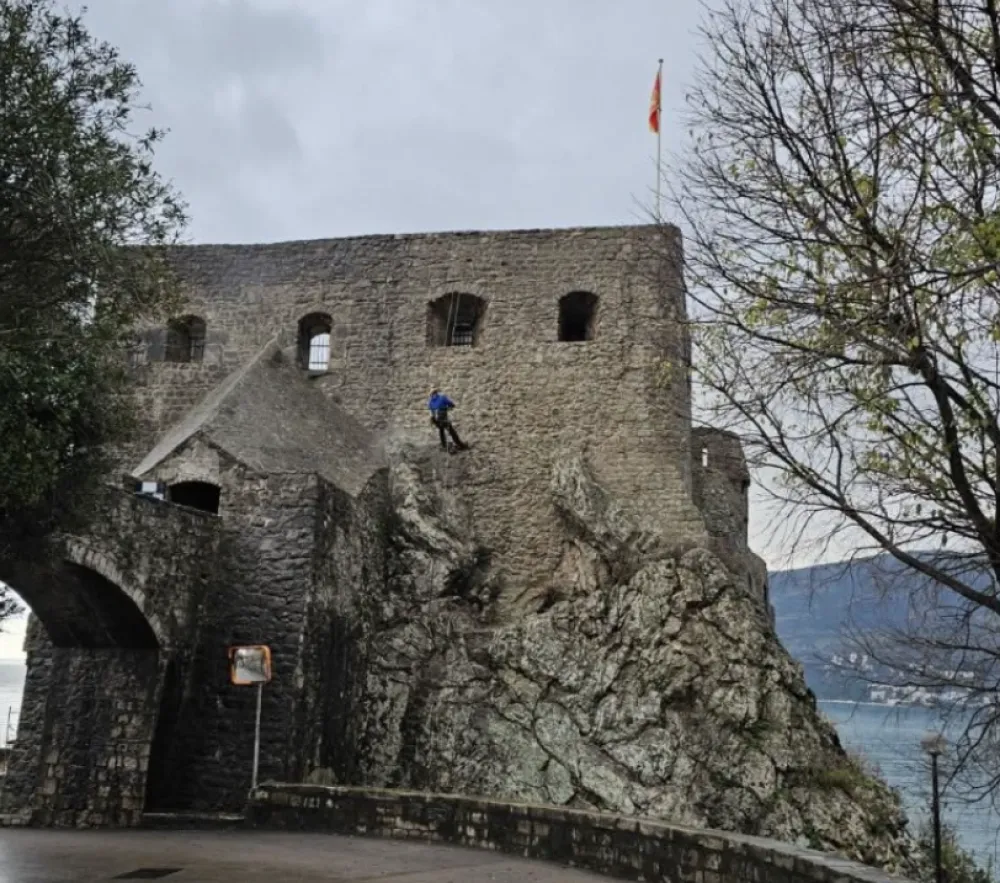 Herceg Novi: Poslije četiri decenije počelo uređenje fasade tvrđave Forte Mare