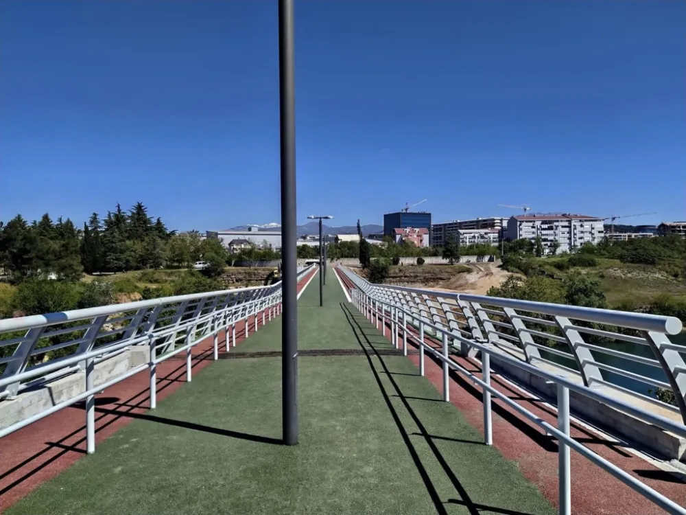 (VIDEO) Podgorički Vodovod kažnjen sa hiljadu eura jer nema upotrebnu dozvolu za pje&scaron;ački most na Morači