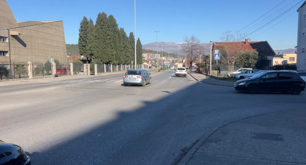 (VIDEO) Građani: Na raskrsnica Bulevara Vilija Branta i Mojkovačke ulice semafor bi uveo red